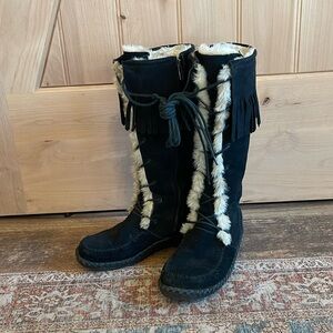 Minnetonka black suede leather lace up women’s size 9 boots
